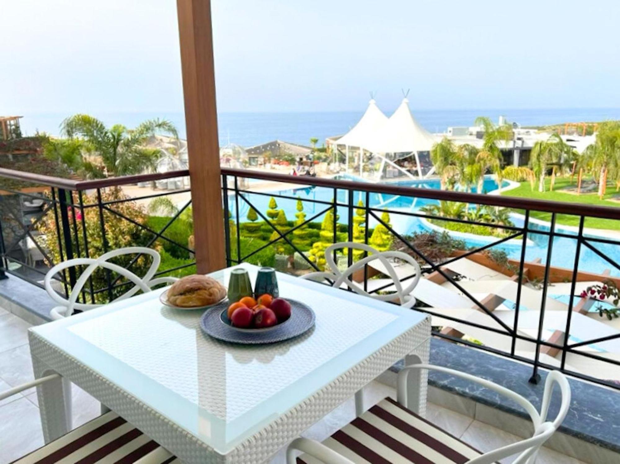 דירות קיירניה Luxurious Seafront Penthouse מראה חיצוני תמונה